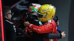 Antonelli y Hamilton se abrazan tras finalizar el Gran Premio de China de F�rmula 1