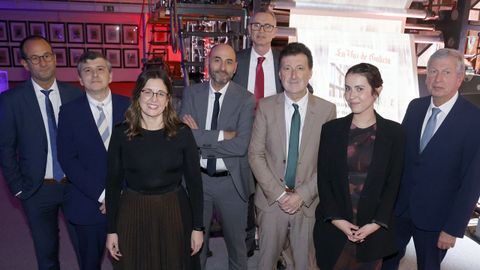 De izquierda a derecha, Christian Casares, delegado de La Voz en Pontevedra; Andrés Vellón, delegado en Ferrol; Ruth Nóvoa, delegada en Ourense; Rubén Santamarta, director de La Voz de Galicia; Alfonso Andrade, delegado en A Coruña; Diego Pérez, delegado en Vigo; María Guntín, delegada en Lugo, e Ignacio Carballo, delegado en Santiago