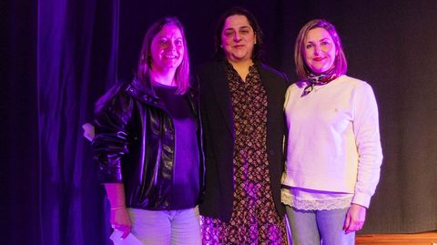 Tres edilas, a la derecha la de Igualdade, Catrina Queijo, leyeron el manifiesto en Cerceda 