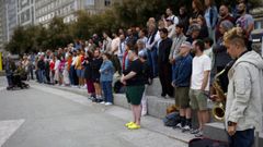 Momento del minuto de silencio en la vigilia organizada este jueves por la asociación ALAS A Coruña