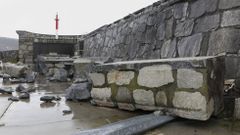 Rotura de una parte del dique en el puerto de Corme y una farola