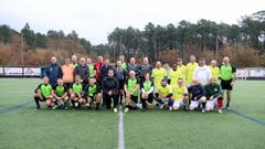 Partido de f�tbol a favor de C�ritas entre curas y guardias civiles en Boiro