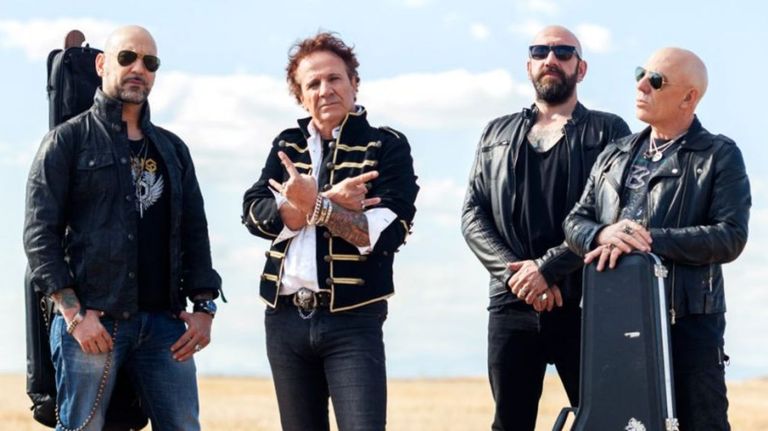 Paco Laguna, guitarrista de Ob&uacute;s, primero por la derecha