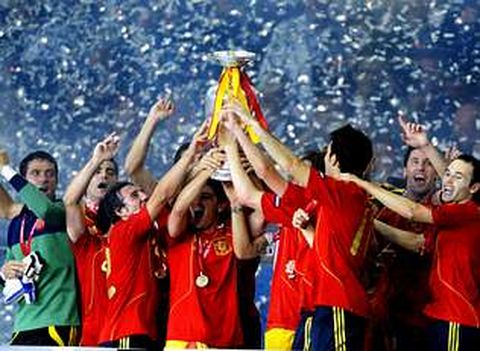 Los jugadores de la selecci�n espa�ola celebran la consecuci�n de la Eurocopa del a�o 2008 . <span lang= es-es >afp</span>