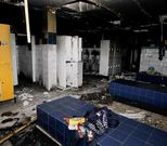 Las huellas del incendio del viernes son notables en sauna y vestuarios. 