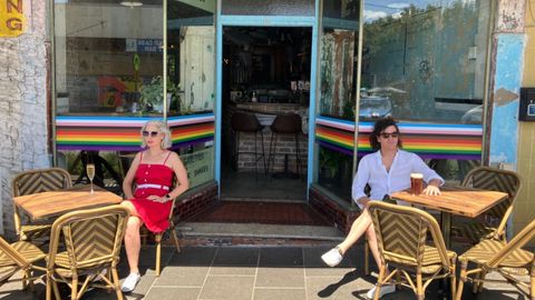 Janelle Landers y Sa�l Cofi�o en la terraza del bar donde se conocieron