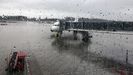 Un avin en un finger del Aeropuerto de Asturias, en medio de la lluvia