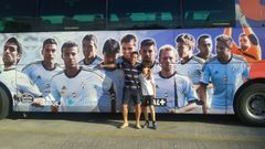 Carlos Gonz�lez y su padre, junto al autob�s del Celta en la temporada 2013/2014