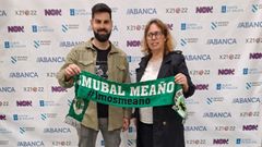 Adri�n Pumar e Silvia Lobato, posando tras o acordo entre o t�cnico cangu�s e o Asmubal Mea�o.