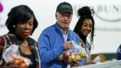 Biden, trabajando como voluntario en Philabundance, una organizaci�n de ayuda contra el hambre, en el  D�a de Martin Luther King, el pasado lunes.