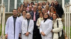 Gul�n, en el centro, con parte de los compa�eros del centro de salud de Valle Incl�n en Ourense.