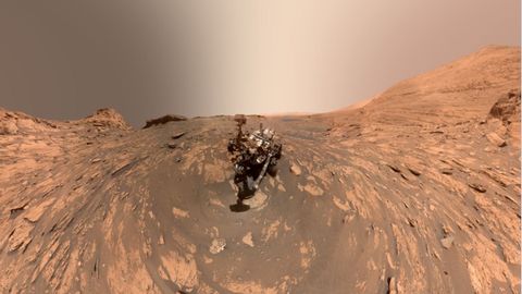 El robot explorador Curiosity, de la NASA, sobre la superficie del planeta Marte en una imagen tomada por el propio dispositivo en noviembre del 2021