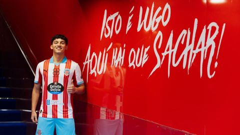 El futbolista portugu�s Gabriel Costa, en el t�nel de vestuarios del �ngel Carro tras su presentaci�n oficial.