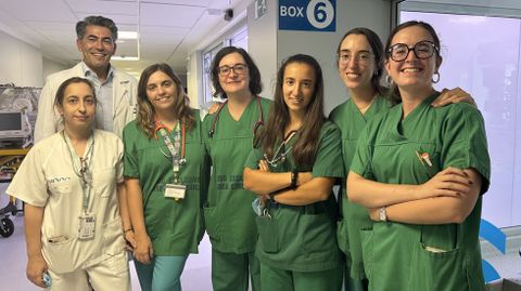 Parte del personal de la uci de Neonatologa del CHUO con el jefe de Pediatra.