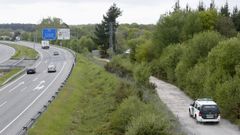 Un coche de la Guardia Civil, accediendo al poblado chabolista de Rbade. Imagen de archivo