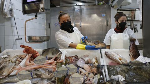 Uno de los treinta puestos de pescado del mercado de abastos de Santiago