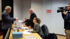 Wenceslao L�pez vota en la AMSO la lista para las municiales