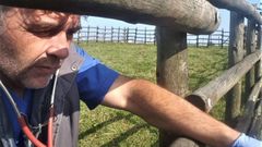 El veterinario Carlos Riveira, realizando trabajos de saneamiento