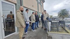 Los miembros del comit� de empresa, esperando este lunes por los representantes de Ence para celebrar la reuni�n que se sald� sin avances