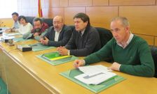 <span lang= es-es >Reuni�n</span>. Finalmente no hubo reuni�n por un error de convocatoria, pero X�venes Agricultores, Uni�ns Agrarias y Sindicato Labrego Galego mostraron ayer su unidad en Carballo ante la dificil�sima situaci�n que viven los ganaderos de la Costa da Morte por los baj�simos precios de la leche. 