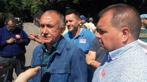 El secretario general de UGT Confederal, Pepe �lvarez, atiende a los medios con motivo de su reuni�n con los trabajadores de Saint-Gobain