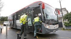 Imagen de una inspecci�n de la Guardia Civil de Tr�fico a un autob�s en Pontevedra