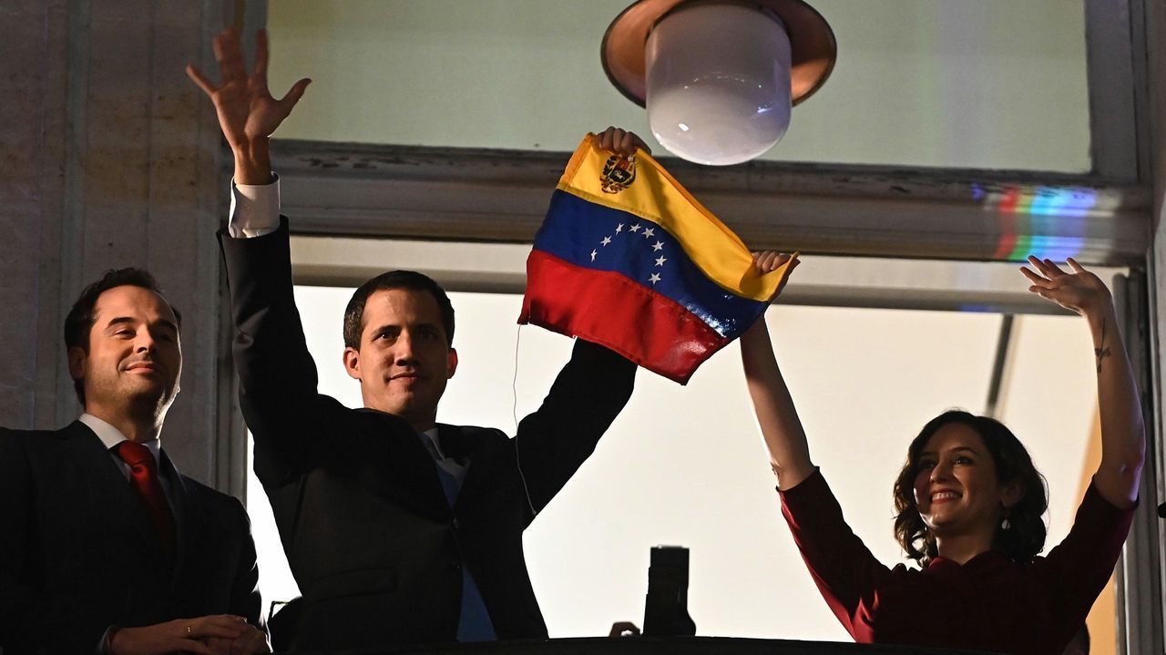 Ayuso entrega la Medalla de Madrid a Guaidó: «La Puerta del Sol es la ...