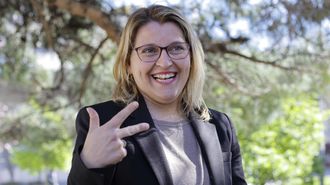 Mar�a signando la palabra �derecho� con su mano.