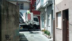 Los operarios arreglando los cables