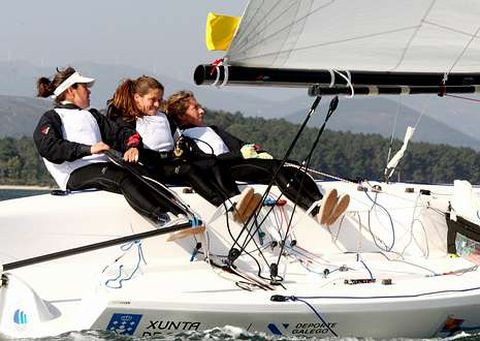 Echegoyen -izquierda-, con su tripulaci�n frente a Cortegada en el Campeonato de Espa�a 2011.