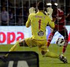 El meta celeste Sergio se dispone a efectuar una paradas ante un ataque del Sevilla.