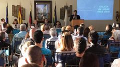 Miranda, en una imagen de archino, explicando los programas de retorno a 1.500 gallegos de Venezuela