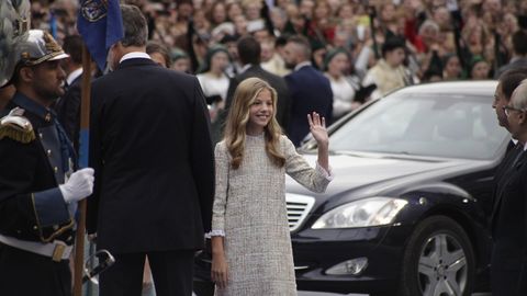 La infanta Sofa saluda a los asturianos que se acercaron a las inmediaciones del Teatro Campoamor