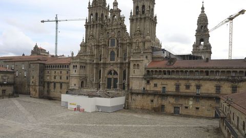 6 de abril, d�a 23 de confinamiento. La Semana Santa avanzaba mientras toda Galicia cumpl�a. La imagen solitaria de la plaza del Obradoiro, en Santiago, sin fieles ni peregrinos, sirve de ejemplo.