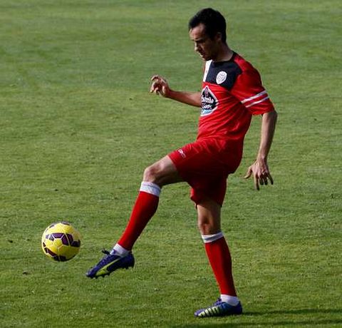 David L�pez controla un bal�n durante el entrenamiento de ayer en el �ngel Carro. 