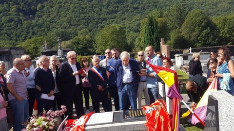 El director de la Fundaci�n Jos� Barreiro, Adolfo Fern�ndez, junto a la tumba de Jos� Barreiro.
