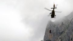 El personal del Sepa evac�a a un herido en Cabrales en helic�ptero (archivo)