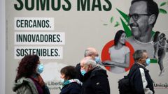 Varios ciudadanos con mascarillas caminan por una cntrica calle de Oviedo