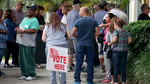 Colas de votantes en un colegio de Franklin, en Tennessee