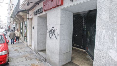 Bajo sin uso de la calle Mar�a que aparece con basura cada jornada 