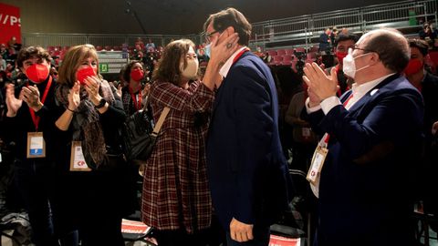 El l�der del PSC, Salvador Illa, es saludado por la presidenta balear, Francina Armengol, durante el congreso extraordinario del pasado fin de semana.