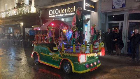 Ritmo y calor para desafiar a la lluvia en el desfile de entroido de O Carballi�o