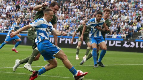 Luismi Cruz asiste a Zakaria para que este anote el primer gol frente al Legan�s