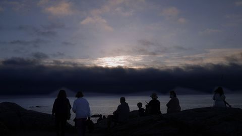 Atardecer en el faro de Corrubedo, uno de los puntos ms visitados