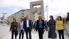 Abel Caballero, con miembros de su candidatura, en la visita a la plaza de Am�rica del 23 de mayo, una de las que motivan la sanci�n