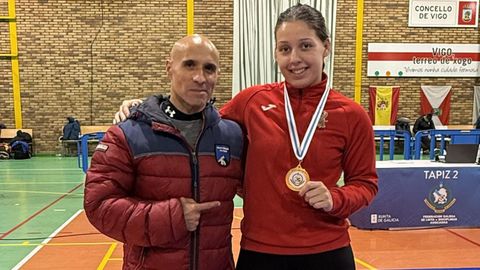 Ana Ferro, co seu adestrador tras conquistar o t�tulo galego de loita