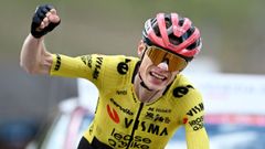 Jonas Vingegaard celebra su triunfo en el Blockhaus.