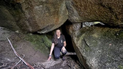 Brenda Dom�nguez en la entrada de la cueva que hac�a de puerta de la sala de oro.