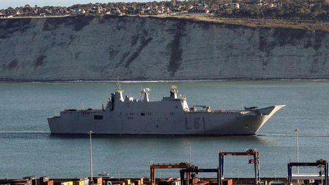 El Juan Carlos I entra en el puerto de Guecho, donde permanecer� todo el fin de semana pese al rechazo de la corporaci�n municipal