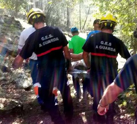 Evacuaci�n de una mujer en los Mu��os do Fol�n. 